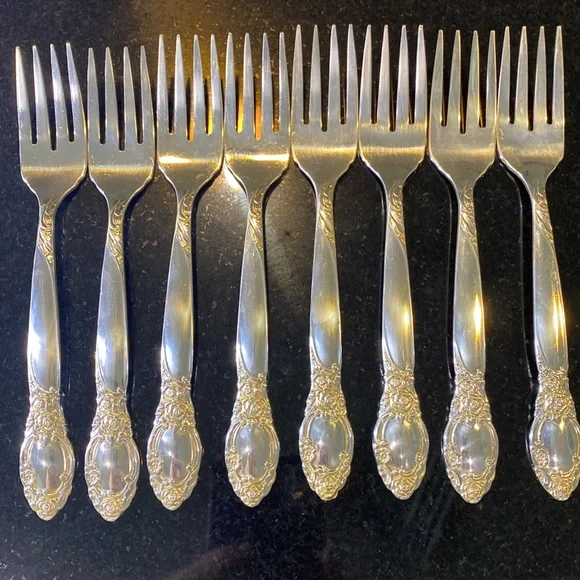 Vintage Oneida Ltd Silversmiths Flatware Set of 45 Pieces with Anti Tarnish Box - Picture 8 of 17